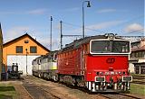 Lokomotiva 750 285-9, odstavena společně s 750 258 a 750 121, Letohrad, 11.4.2007 11:00 - Trainweb