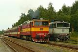 Lokomotiva 750 144-8 + 750 160-4, R 886 „Doubrava”  (Jihlava – Chrudim – Pardubice)  +  Mn 83221  (Pardubice – Hlinsko v Čechách), Hlinsko v Čechách, 27.7.2007 10:00 - Trainweb