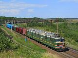 Lokomotiva VL80S-1725/935, nákladní vlak, Koloděznaja – Davydovka  (Rusko, Voroněžská oblast), 13.8.2011 14:25 - Trainweb